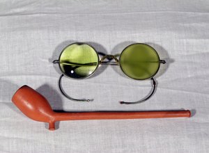 クロードモネ（1840〜1926）に属する眼鏡とパイプのペア19〜20世紀