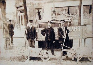 パリのダストマン（1900年頃）（セピア写真 作： French School