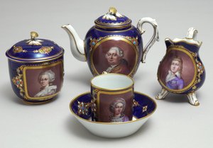 ルイ16世（1754-93年）とマリーアントワネット（1755-93年）の肖像画をフィーチャーしたティーサービスの一部、フランス、セーヴル、1789年頃（磁器）