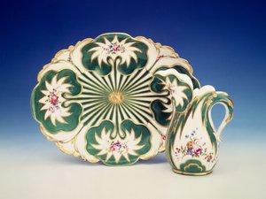 皿と花の装飾が施された水差し、セーヴル（磁器） 作： French School