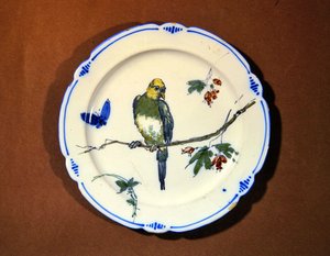 鳥、蝶、花で飾られたプレート、ブール＝ラ＝レーヌの製造（ファイアンス） 作： French School