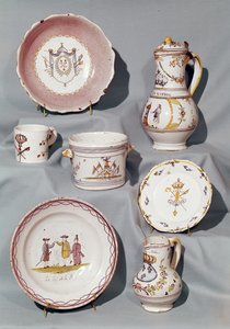 18世紀末のフランス革命の初期君主制時代からのモチーフとスローガンが刻まれた皿、皿、水差し、マグカップ、エキュエル（ファイアンス） 作： French School