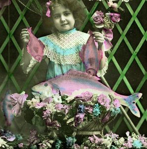 魚を抱えた少女の肖像1898年頃（手彩色写真） 作： French School