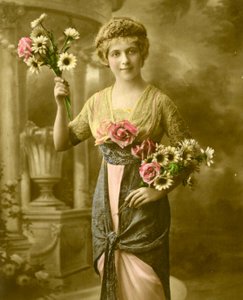 花の束を保持している女性の肖像c.1898（手彩色写真） 作： French School