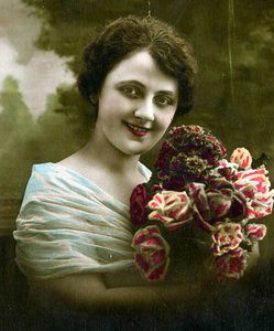 花の束を保持している女性の肖像画c。 1898（手彩色写真） 作： French School