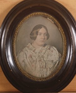 不明な女性の肖像画、1850（色付きのダゲレオタイプ） 作： French School