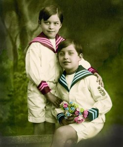 2人の男の子の肖像1898年頃（手彩色写真） 作： French School