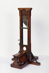ギロチンの縮小モデル（木材と金属）（216411も参照）