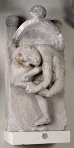 男が足から棘を取り除く様子を描いたレリーフ 作： French School