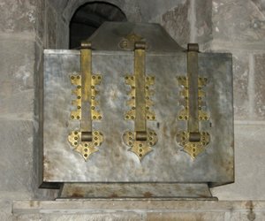 1108年に地下室に置かれた聖ブノワの遺物を含む聖遺物箱（金属） 作： French School