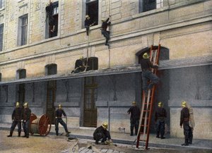 Sappeurs Pompiersde Paris.梯子の裏技。舞台裏でのはしごの操作は最も簡単です。重さ34kg、幅0m45、展開した状態での高さは4mで、2つの平面で構成されており、2つ目の平面の直立部は床に埋め込まれています。 作： French School