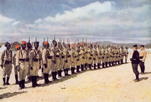 フレジュスのビーチにあるセネガル歩兵（カラー写真後）、1915 作： French School