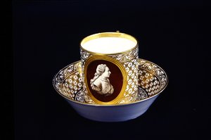 ルイ16世の彫像が描かれたセーヴルのカップ＆ソーサー、1775年頃（磁器） 作： French School
