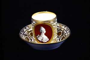 セーヴルカップとソーサー、マリーアントワネットの彫像付き、c.1773-4（磁器）