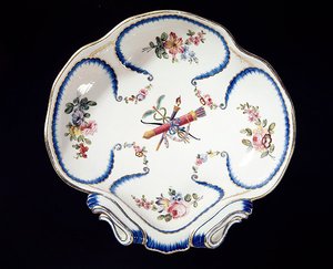 弓と矢で飾られたセーヴルプレート、1762年（ファイアンス） 作： French School