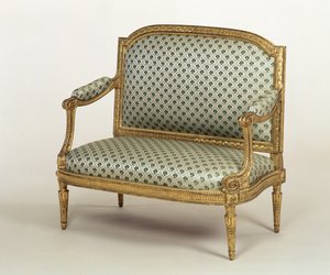 JPBoulard、c.1775刻印された小さなLouis XVI Settee（室内装飾品で刻まれた金箔） 作： French School