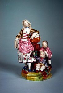 2人の息子を持つ若い女性の小像（ファイアンス） 作： French School