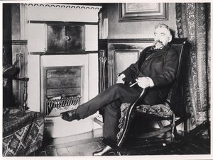 パリのローマ通りの自宅の暖炉のそばに座っているステファンマラルム（1842-98） 作： French School
