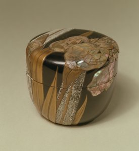 茶壺と金色の花器デザインのカバー `Takamaki-e（黒漆塗りの地にパウダーとマザーオブパールインレイ）