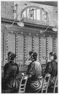 1895年、パリのグーテンベルク通りの電話局。240人の加入者を3人の電話係が担当する複数のテーブルセクション。 作： French School