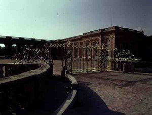 大トリアノンの正面玄関、1725年頃（写真） 作： French School