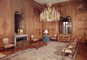 1730〜36年にD.デラントとF.フォリオによって署名された、ヴェルベックとルイ15世の家具に起因する木工細工が施されたグレートラウンジ