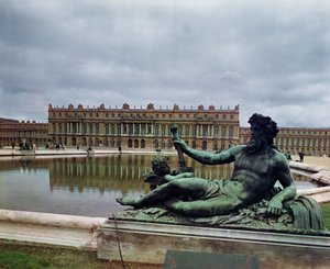 シャトーを背景にしたジャンバティストテュビ（1630〜1700年）の噴水ローヌ 作： French School