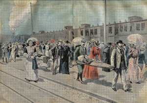 病人を乗せた列車がルルド駅に到着すると、担架で奇跡の洞窟に直接運ばれ、ノートルダム・ド・サルヴァシオン協会の女性たちと聖母被昇天の小シスターたちは、その様子を熱心に見守っています。