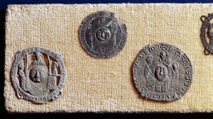 サンジャンダミアンの3つの巡礼の飾り板（鋳鉄と鉛）