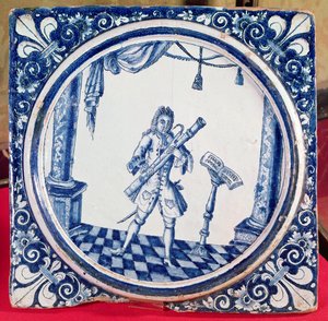バスーン奏者を描いたタイル、1706年（ファイアンス） 作： French School