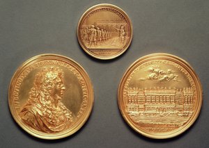 上：Recto = Les Revues、1680トーマス・バーナード作。下：ヴェルソ=ルイ14世のプロフィール、レクト=ジャンウォーリンIII作のベルニーニルーブル美術館のコロネード（1604-72）（金） 作： French School