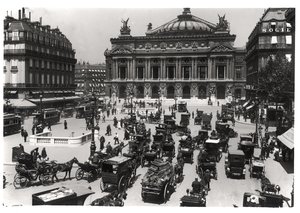 パリオペラハウスの前の交通、1890-99年 作： French School