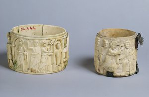 6〜7世紀に生まれた盲目の男を癒すラザロとキリストの復活を描いたレリーフ付きの2つのpyx 作： French School