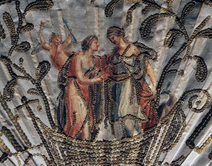 ヴィーナスとジュノー、ハンドファンの絹の葉の細部、刺繍とスパンコール、銀で装飾されたピアス付きボーンガードスティック 作： French School