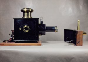 8月（1862-1954）とルイルミエール（1864-1948）によって製造された最初のシネマプロジェクターの1つのビュー 作： French School