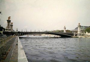 1900年の世界博覧会、1897-1900年にエンジニアのルイジャンリサル（1854-1920）とアメディアルビー（1862-1942）によって建てられたアレクサンドル3世橋の眺め