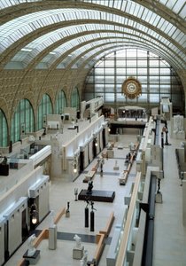 パリ、オルセー美術館の中央身廊の様子。 作： French School