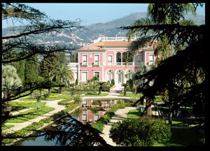 1905-12年に建てられたヴィライルドフランスのファサードと庭園の眺め 作： French School