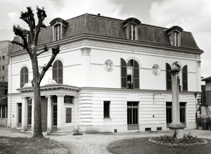 1880〜1921年に建てられた庭園からのビブリオテークマルモッタンのファサードの眺め 作： French School