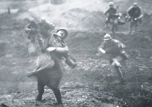 WWI 西部戦線で前進中に銃撃を受けたフランス人兵士