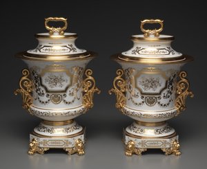 ジェイコブプティの工場、白と金で覆われたアイスクリームペール