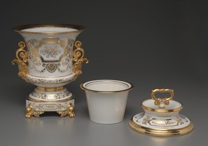 白と金で覆われたアイスクリームバケツ、ジェイコブプチの工場 作： French School