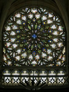 サウスローズウィンドウを描いたウィンドウSローズには、C16初頭に建てられ、1865年に復元されたものの、元の装飾ガラスの多くが含まれています（。） 作： French School