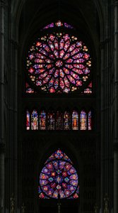 大聖堂の西端を描いた2つのバラ窓のある窓 作： French School