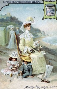 女性のファッション1900。二人の子供を連れてビーチにいる女性。クロモリソグラフィー製品 リービッヒ 作： French School