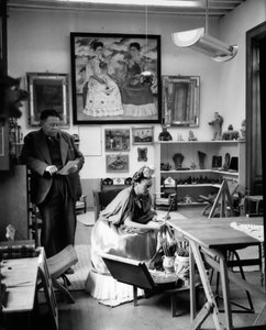 1948年、メキシコの画家フリーダ・カーロ（1907-1954）とディエゴ・リベラ（1886-1957）の工房（モノクロ写真）