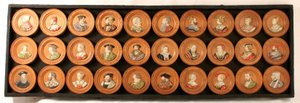 30人のドラフトマンの肖像メダイヨン（木地にカラージェッソ・デュロを塗布したもの）のコレクション。 作： Friedrich (after) Hagenauer