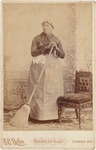 ほうきを持つ女性の肖像,c.1885年（写真） 作： GC アーリン