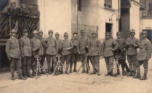 アルバム「The GM R. Army (World War I)」。第152歩兵連隊の兵士たち - 迫撃砲 "ストーク "を持つ中隊 "爆弾の発射に従事する労働者"（モノクロ写真 作： G. Fagnano