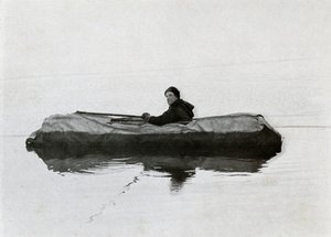1911年、1913年、カヤックに浮かぶキャンベル 作： G. Murray Levick